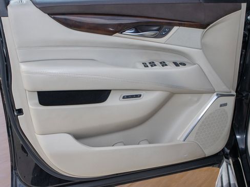Used 2016 Cadillac Escalade Luxury image 27