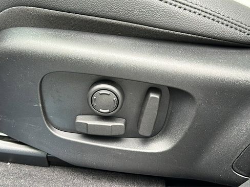 New 2026 Land Rover Range Rover Velar Dynamic SE image 11