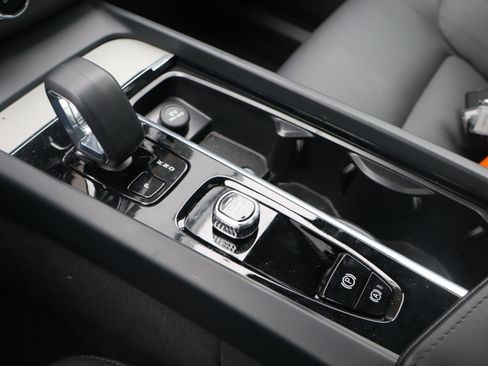 Used 2025 Volvo XC60 B5 Plus image 28