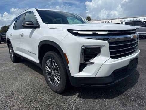 Used 2025 Chevrolet Traverse LT FWD image 4