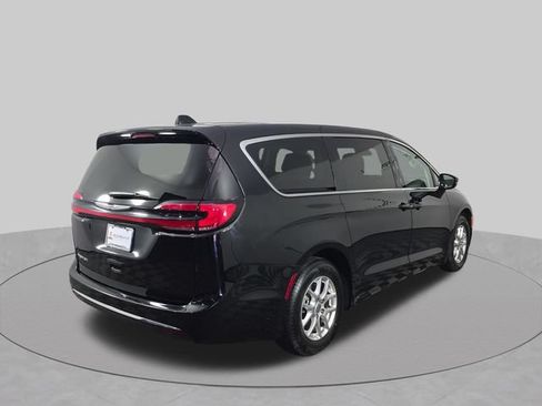 Used 2024 Chrysler Pacifica Touring-L FWD image 12