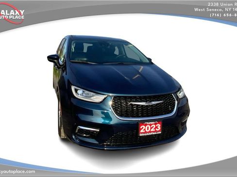 Used 2023 Chrysler Pacifica Touring-L FWD image 3