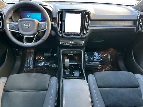 Used 2023 Volvo XC40 Recharge Ultimate image 14