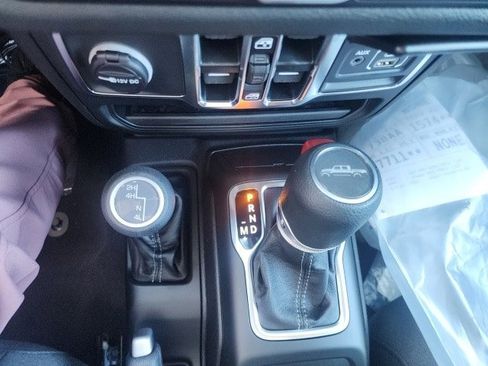 New 2025 Jeep Gladiator Sport image 9