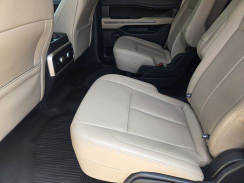 Used 2024 Ford Expedition XLT RWD image 28
