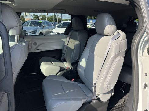 Used 2025 Toyota Sienna XLE AWD/4WD image 25