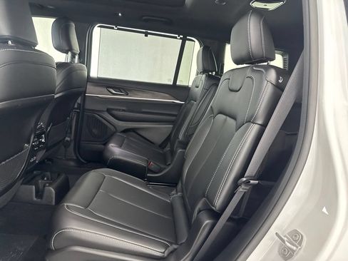 Used 2025 Jeep Grand Cherokee L Limited w/ Luxury Tech Group II AWD/4WD image 28