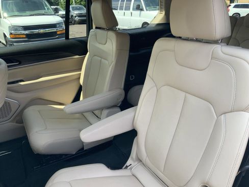 Used 2022 Jeep Grand Cherokee L Limited image 11