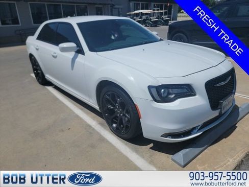 Used 2019 Chrysler 300 S RWD image 2