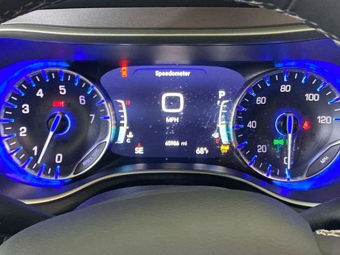 Used 2023 Chrysler Pacifica Touring-L FWD image 25