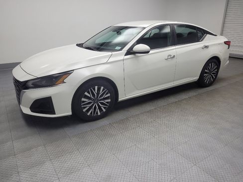 Used 2023 Nissan Altima 2.5 SV image 2
