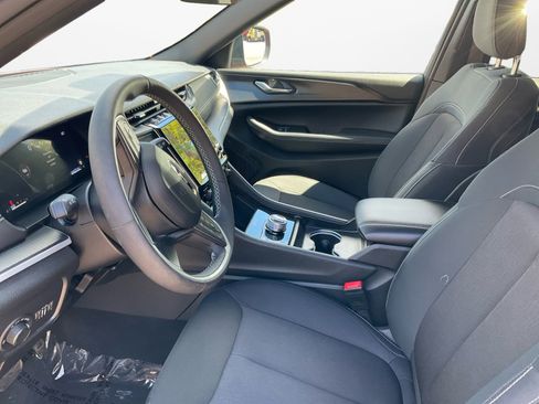 Used 2025 Jeep Grand Cherokee Laredo w/ Luxury Tech Group I AWD/4WD image 9