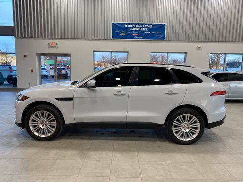 Used 2017 Jaguar F-PACE Premium image 2
