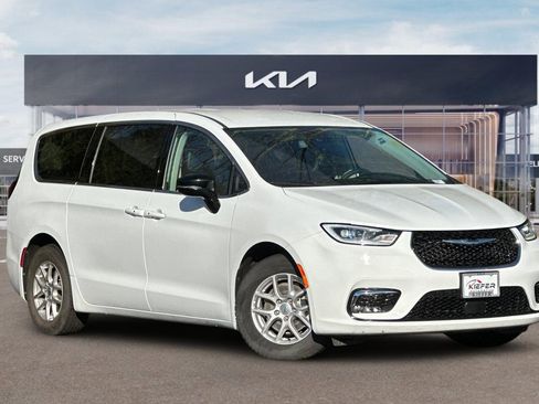 Used 2024 Chrysler Pacifica Touring-L image 2