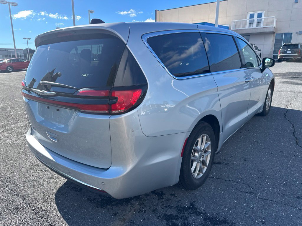 Used 2024 Chrysler Pacifica Touring-L FWD image 3