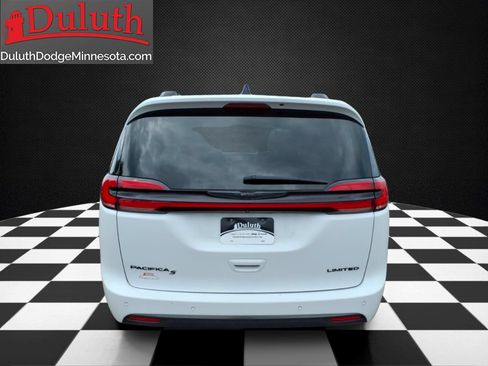 Used 2025 Chrysler Pacifica Limited FWD image 4