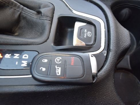 Used 2019 Jeep Cherokee Latitude Plus w/ Comfort/Convenience Group image 23