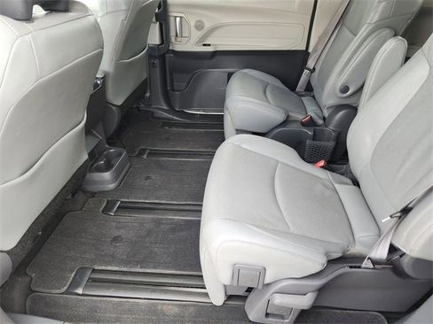 Used 2021 Toyota Sienna Limited image 27
