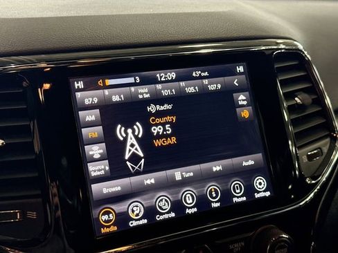 Used 2020 Jeep Grand Cherokee Altitude image 16