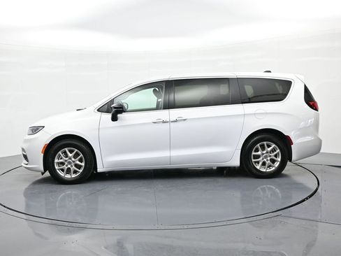 Used 2024 Chrysler Pacifica Touring-L FWD image 9