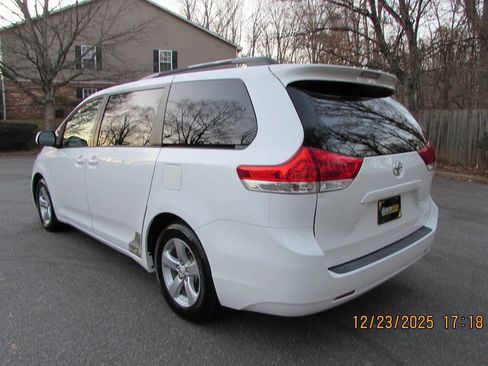 Used 2012 Toyota Sienna LE image 4