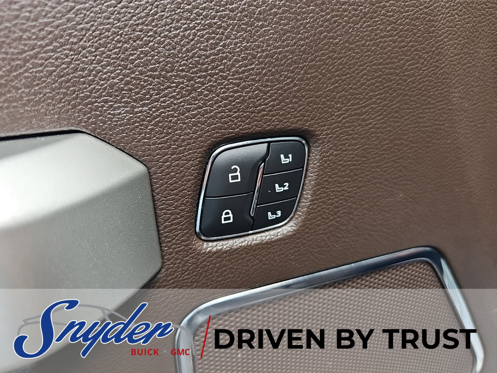 Used 2022 Ford F350 King Ranch w/ King Ranch Ultimate Package AWD/4WD image 15
