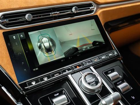 Used 2025 Aston Martin V8 Vantage Coupe image 25