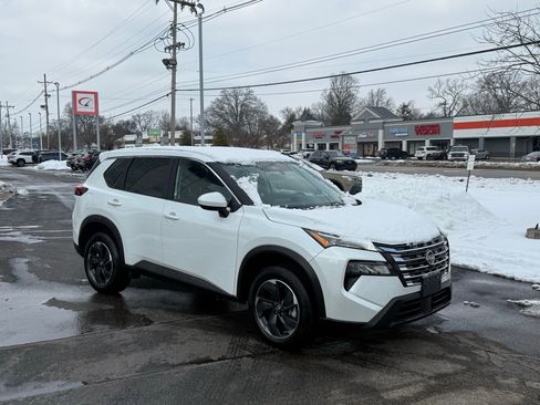 Used 2024 Nissan Rogue SV image 16