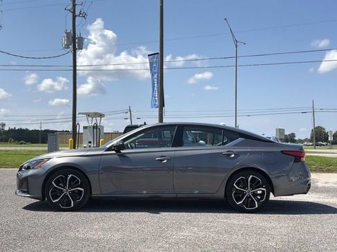 Used 2025 Nissan Altima 2.5 SR FWD image 11