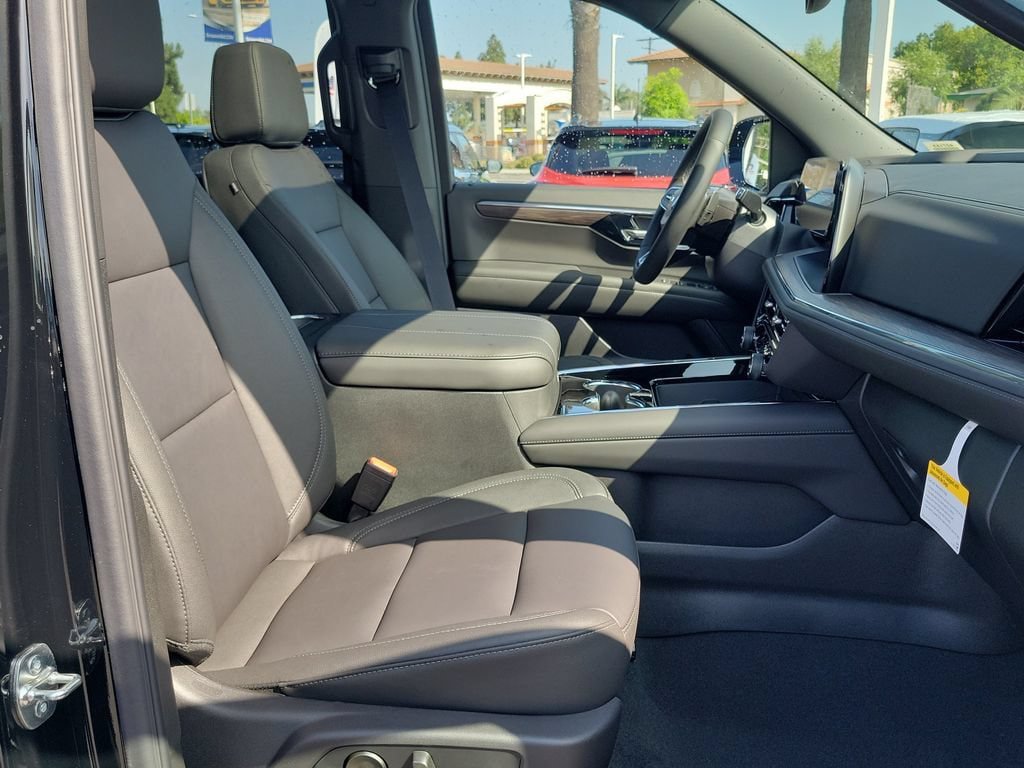 New 2026 Chevrolet Suburban LT w/ Comfort Package AWD/4WD image 19