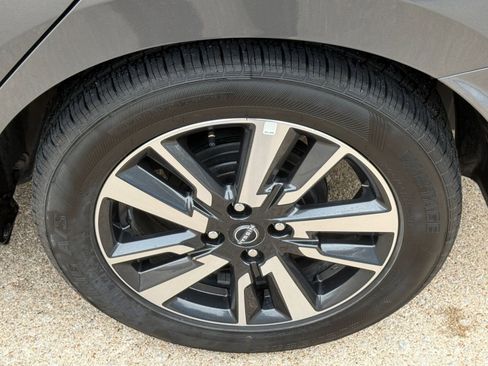 Used 2025 Nissan Versa SV image 30