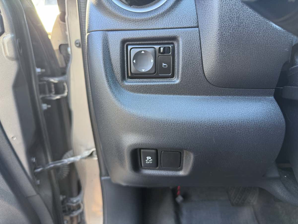 Used 2016 Nissan Versa SV FWD image 32