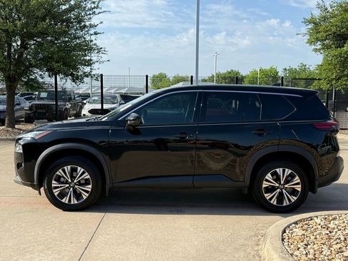 Used 2021 Nissan Rogue SV image 2