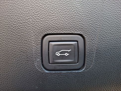 Used 2023 Chevrolet Traverse RS image 31