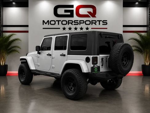 Used 2007 Jeep Wrangler Unlimited Sahara w/ Dual Top Group AWD/4WD image 5