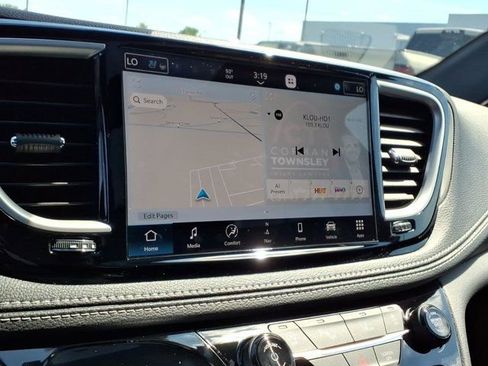 New 2027 Chrysler Pacifica Limited FWD image 8