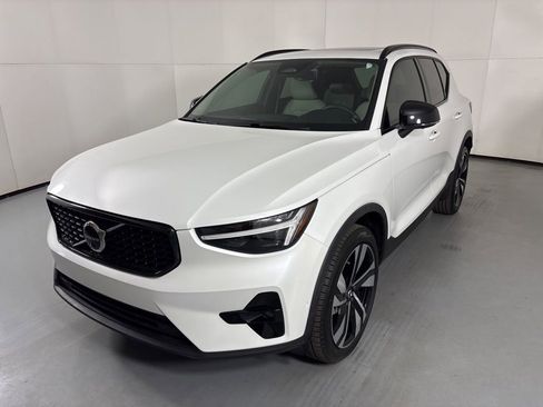 Used 2024 Volvo XC40 B5 Ultimate w/ Protection Package image 4