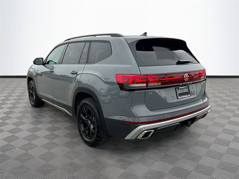 Used 2024 Volkswagen Atlas Peak Edition SE image 5