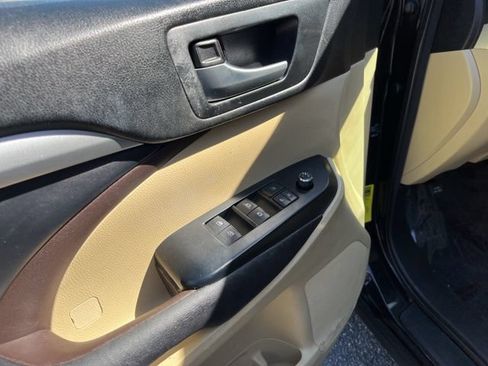 Used 2017 Toyota Highlander XLE FWD image 25