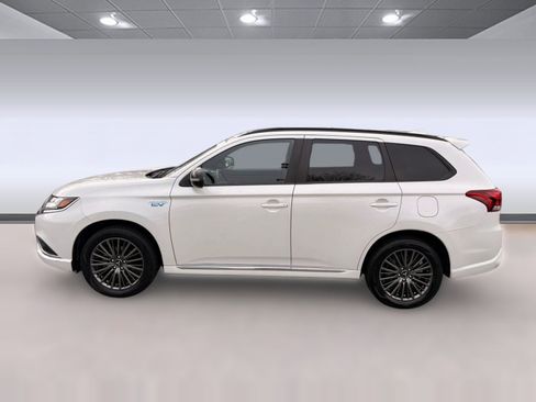 Used 2022 Mitsubishi Outlander LE image 2