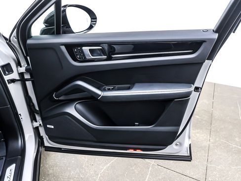 Used 2023 Porsche Cayenne Platinum Edition image 24