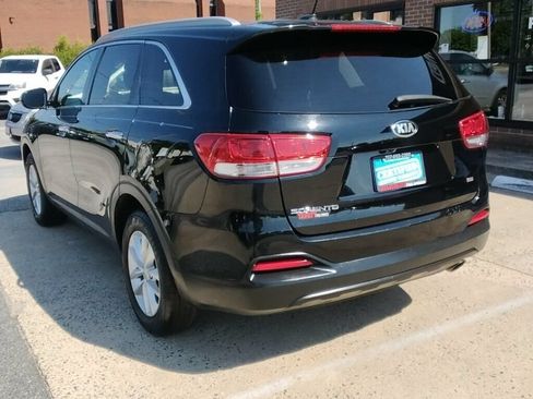 Used 2017 Kia Sorento FWD image 2