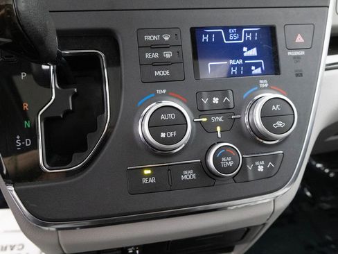 Used 2019 Toyota Sienna XLE image 18