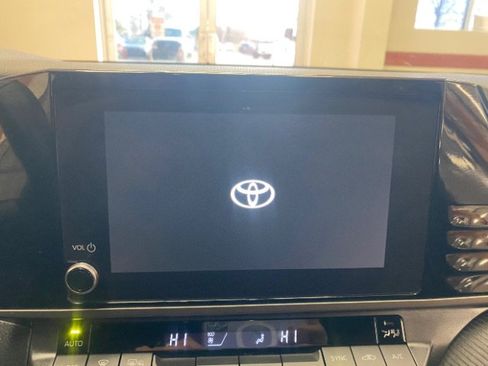 Used 2025 Toyota Camry SE image 29