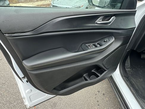 Used 2023 Jeep Grand Cherokee L Laredo image 14