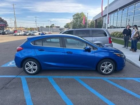 Used 2017 Chevrolet Cruze LT w/ Convenience Package FWD image 4