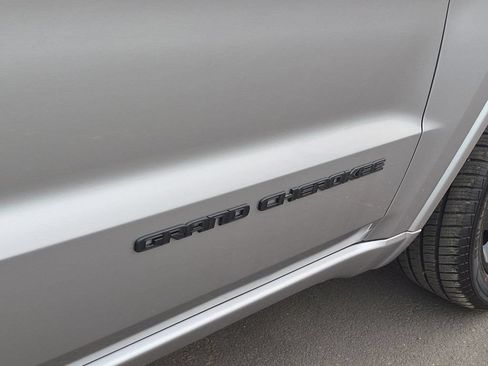 Used 2017 Jeep Grand Cherokee Altitude AWD/4WD image 28