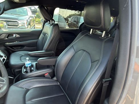 Used 2025 Chrysler Pacifica Select FWD image 17