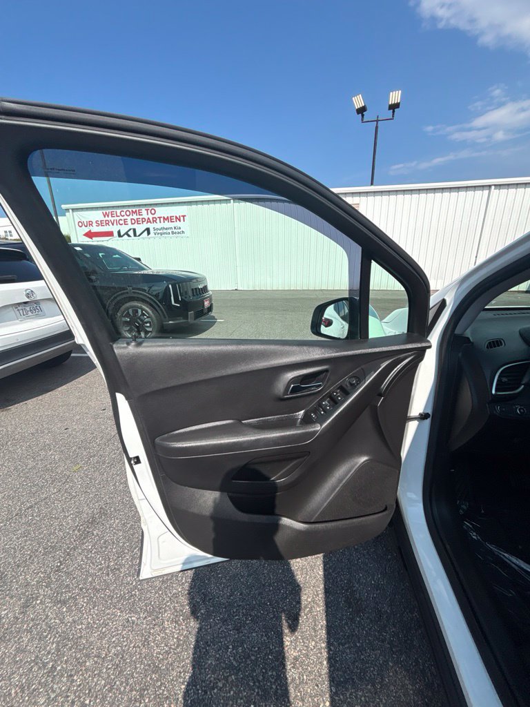 Used 2019 Chevrolet Trax LT w/ LT Convenience Package FWD image 11