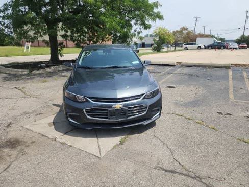 Used 2018 Chevrolet Malibu LT w/ Driver Confidence Package FWD image 4